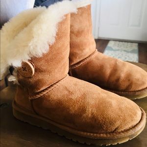 Ugg bailey button short size 5